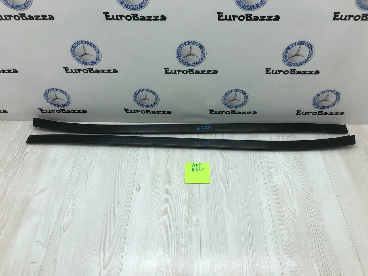 Боковой молдинг лобового стекла Mercedes W251