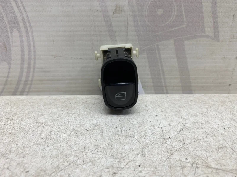 Кнопка стеклоподъемника пассажирская дверь Mercedes-benz 2004 W203