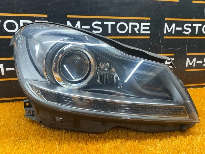 Фара Mercedes-Benz -Class 2011 W204