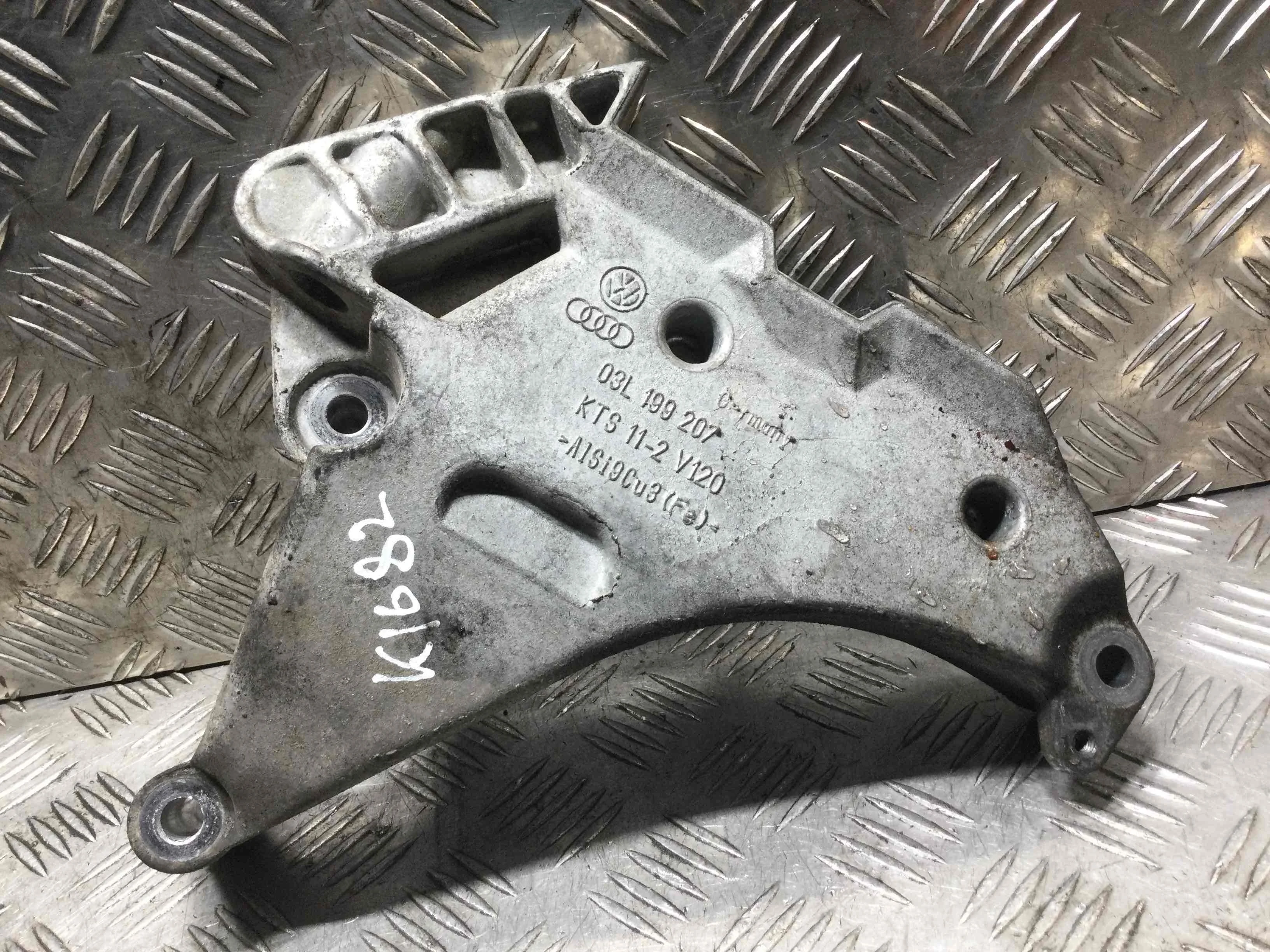 Кронштейн двигателя Skoda Superb 2 поколение (2008-2013) дизель 2.0 TDI Механика