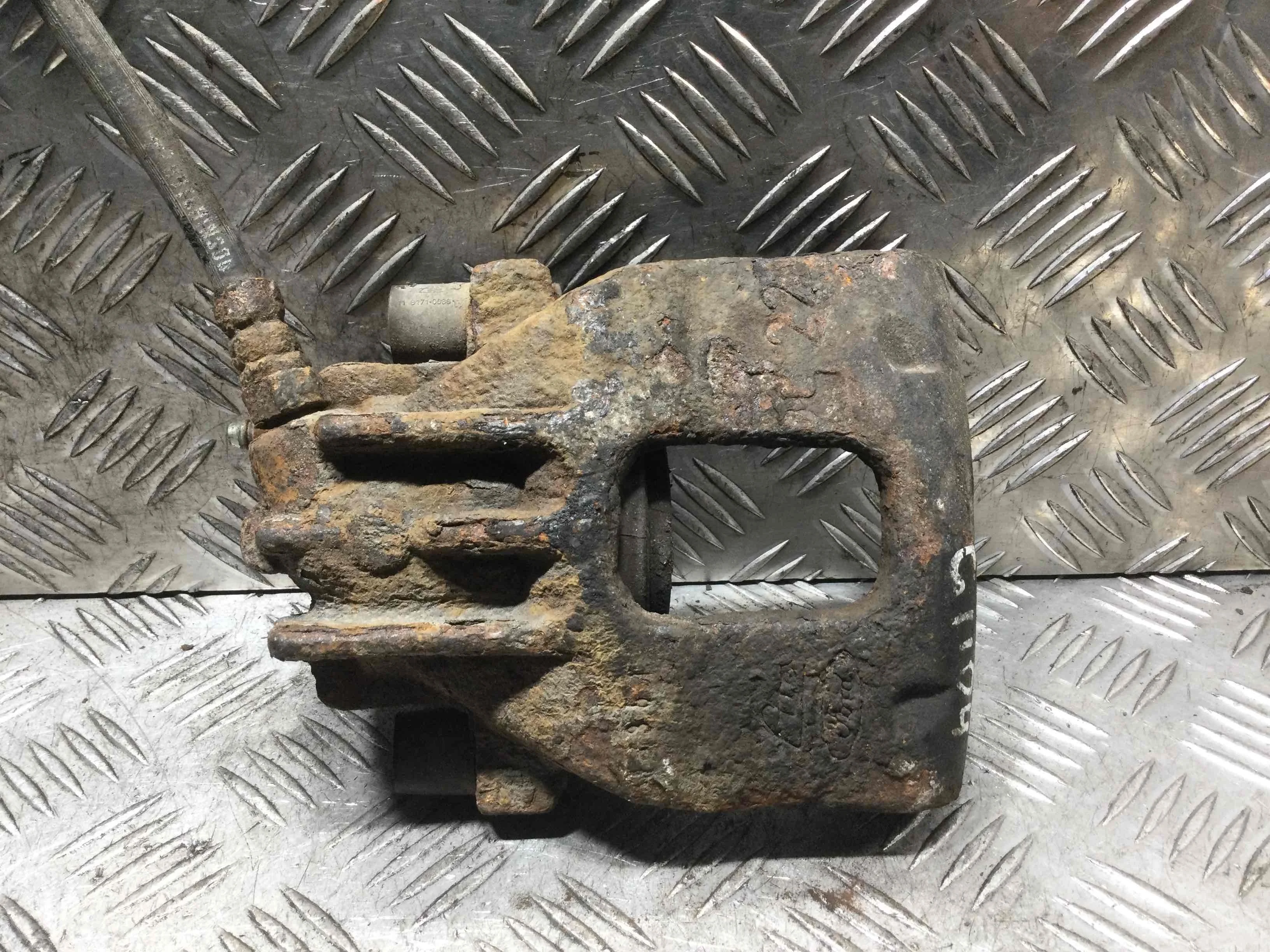 Суппорт передний левый Ford Focus 1 поколение [рестайлинг] (2001-2005) бензин 1.6 i Механика Универсал