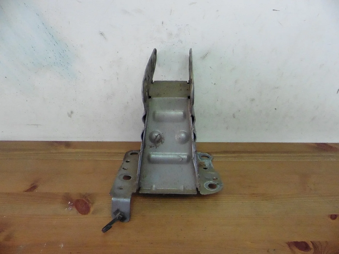 Кронштейн усилителя передний домик L Опель Астра Н