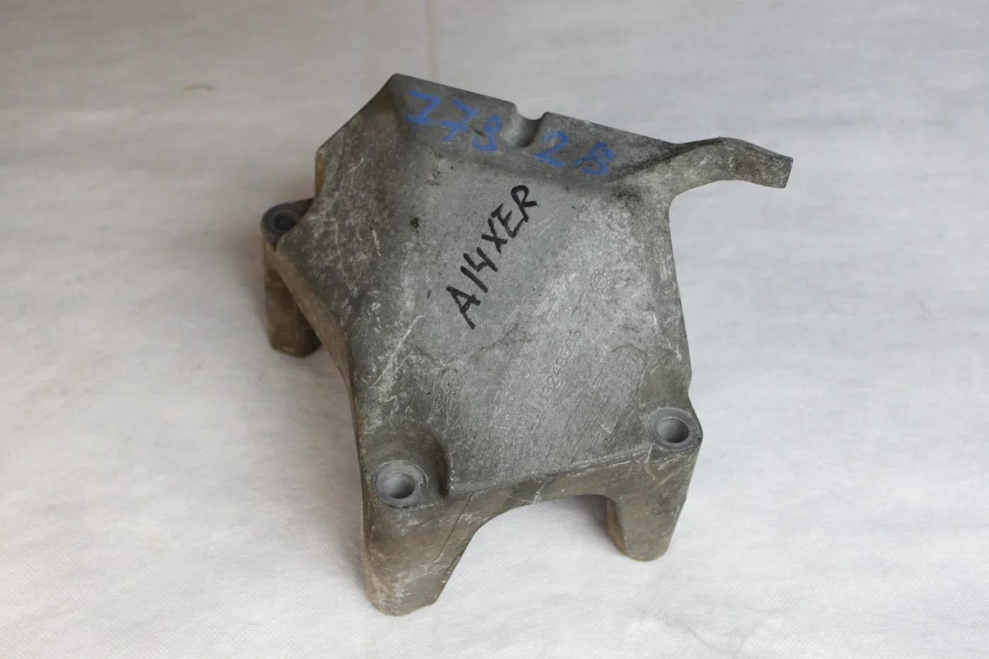 Кронштейн двигателя правый A14XER Опель Астра J