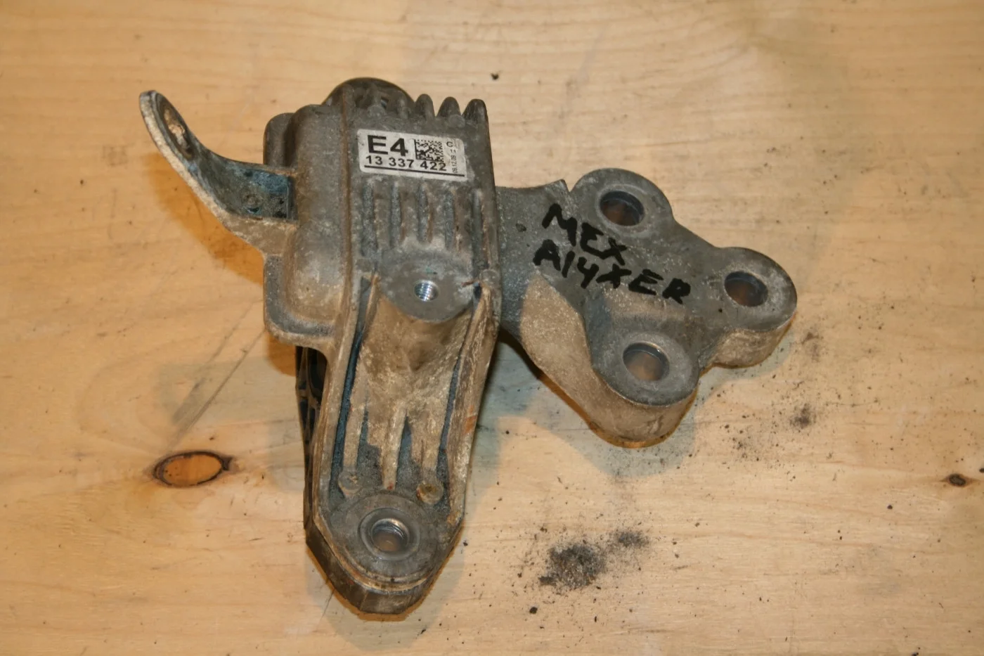 Опора двигателя левая A14XER Опель Астра J