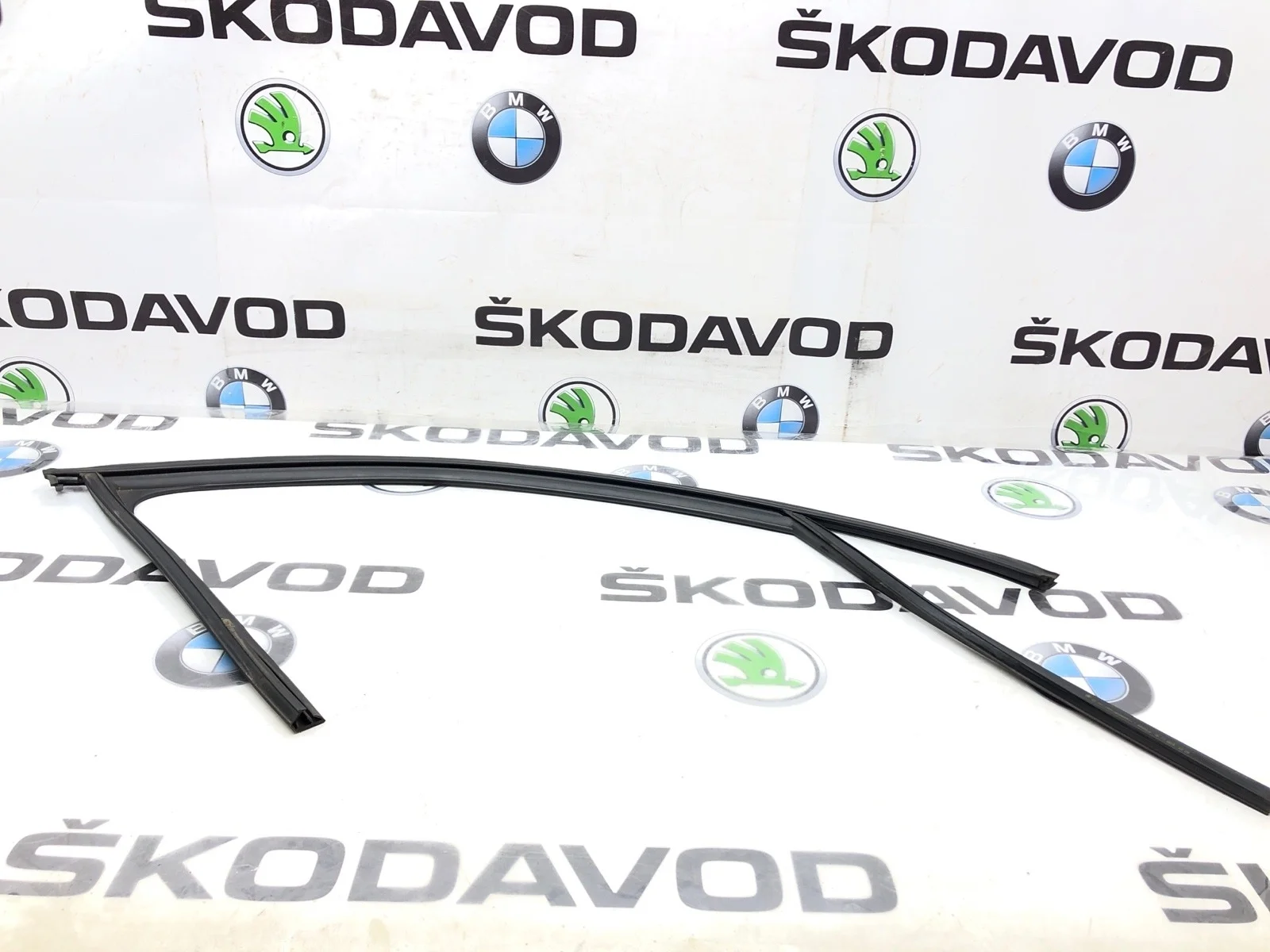 Уплотнитель стекла Skoda Octavia 2014 5E0837432D5AP A7 (5E), передний правый