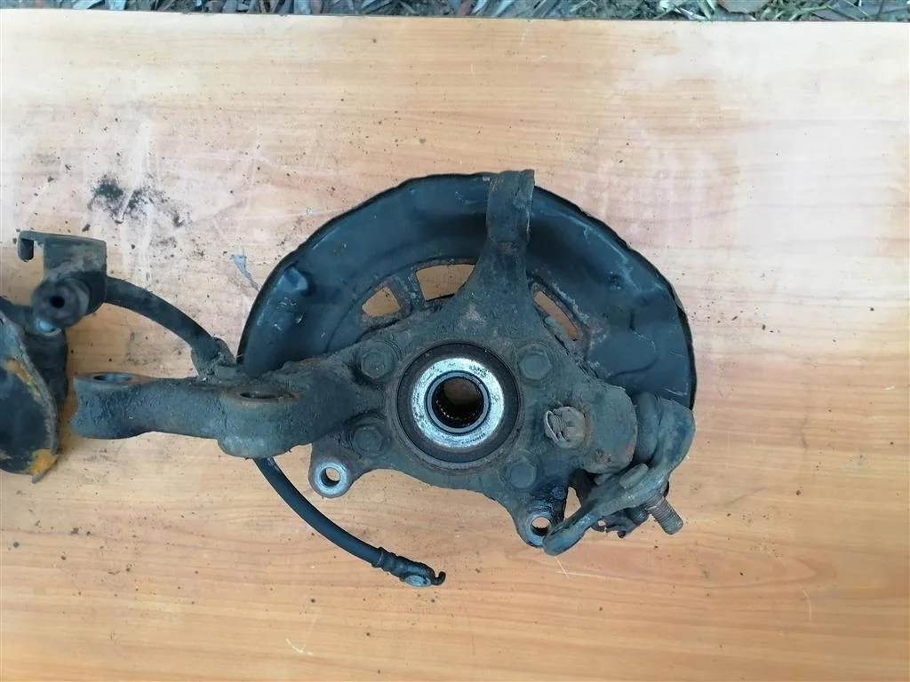 кулак поворотный Toyota RAV 4 2006-2013