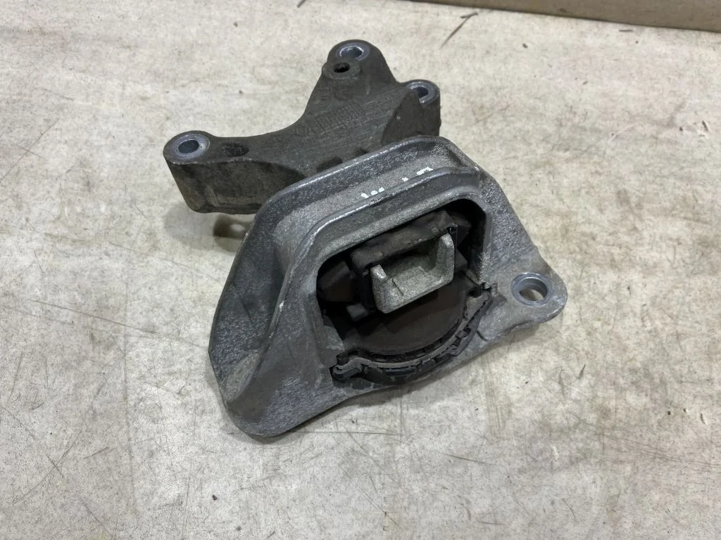 Опора двигателя прав Nissan Qashqai J11