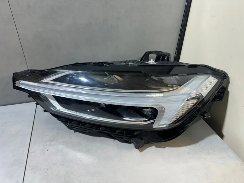 Фара ксеноновая Volvo XC60 2021