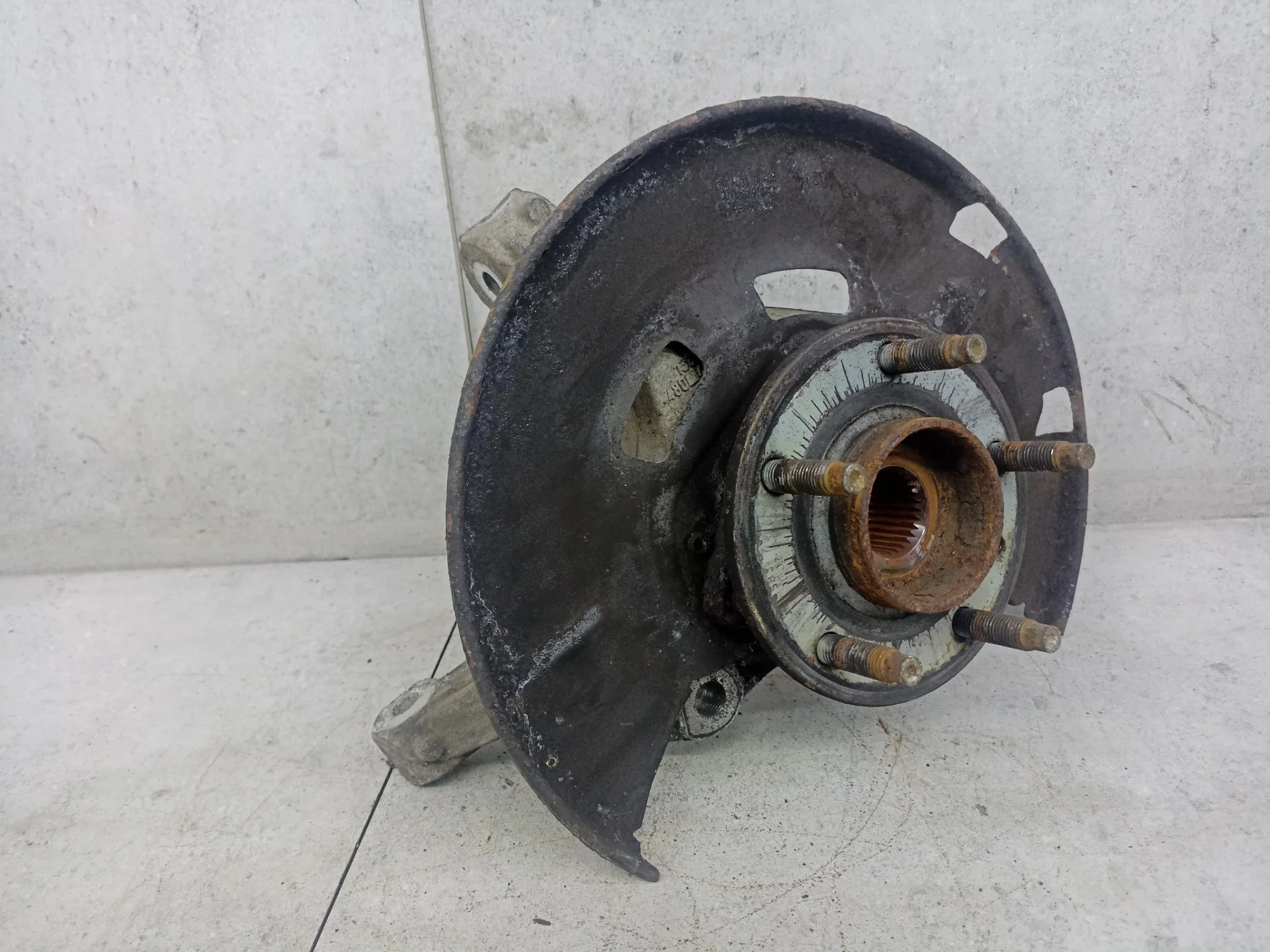 Кулак передний левый Opel Astra J 2010 13319480