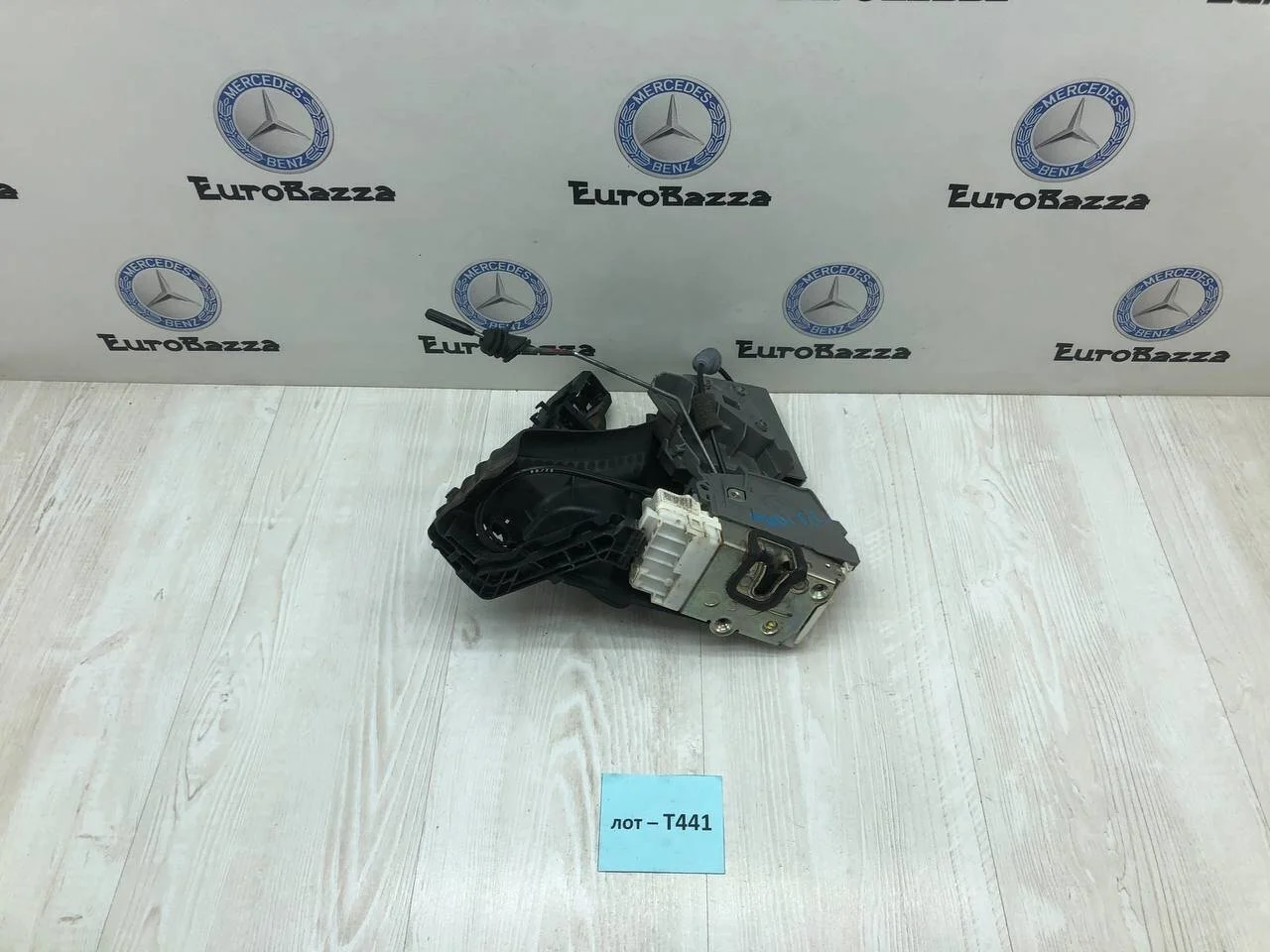 Замок двери передний левый Mercedes W251