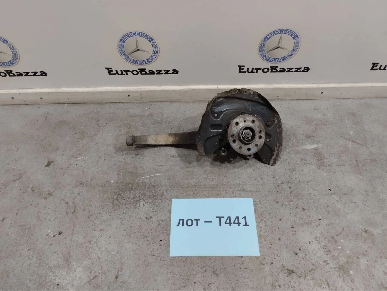 Передний правый кулак Mercedes W251