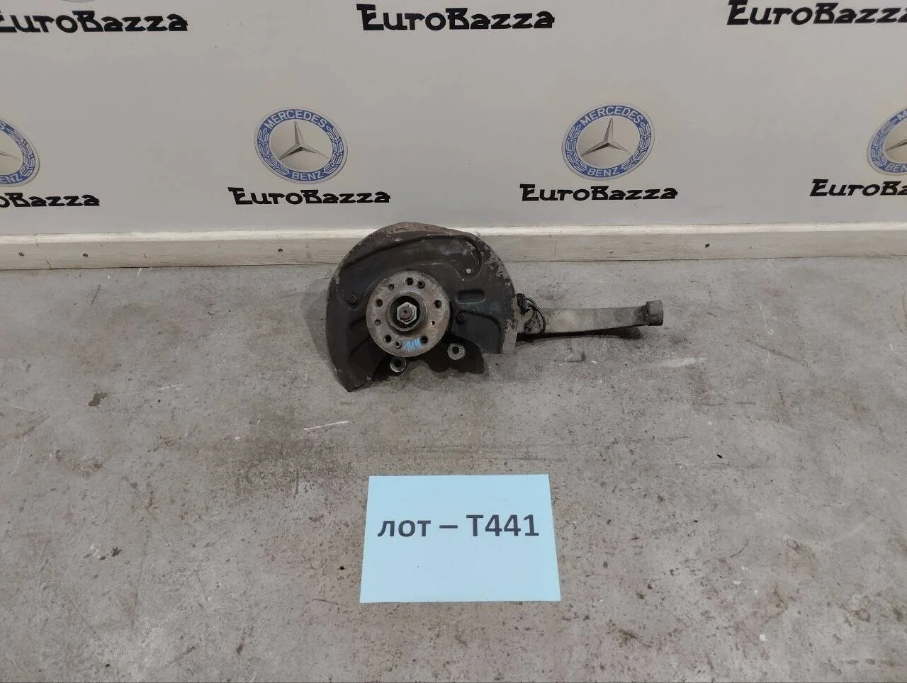 Передний левый кулак Mercedes W251