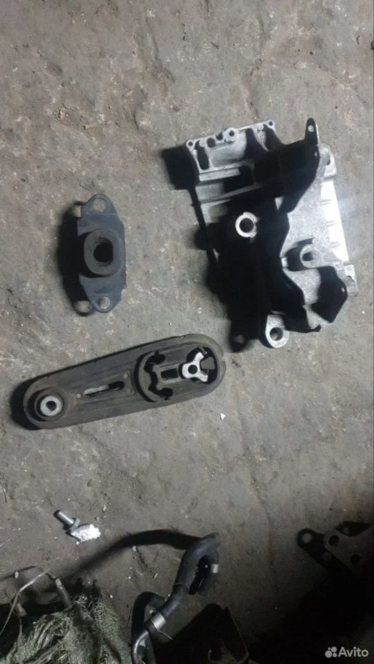 Подушка двигателя кронштейн Nissan Jike разбор