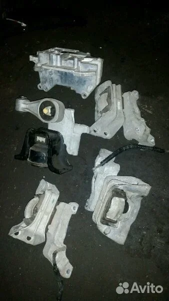 Подушка двигателя кронштейн Nissan Jike