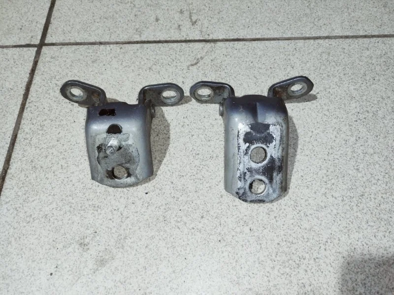 Петля двери Nissan Note E11 2008