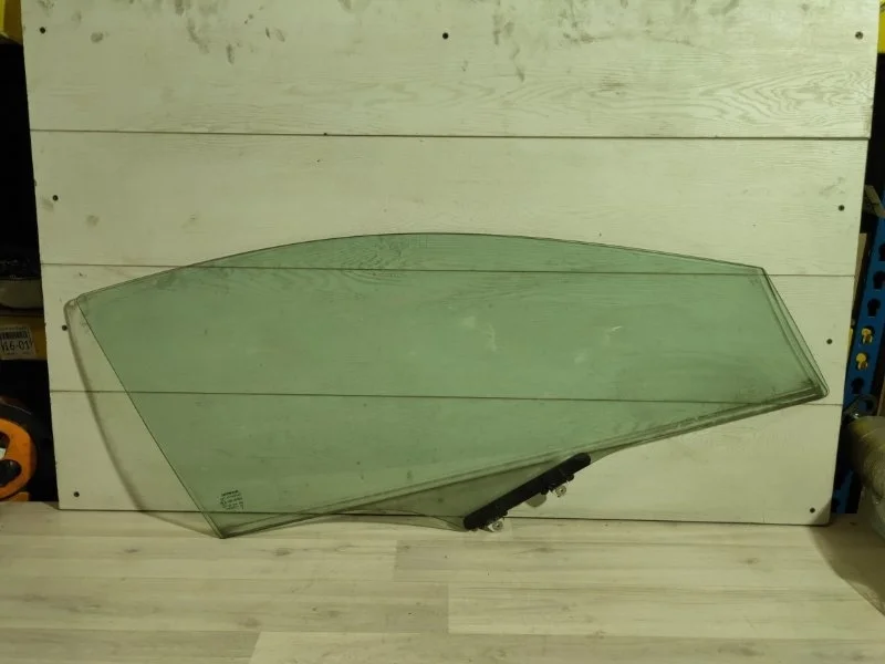 Стекло двери Honda CIVIC VIII 5D 2009