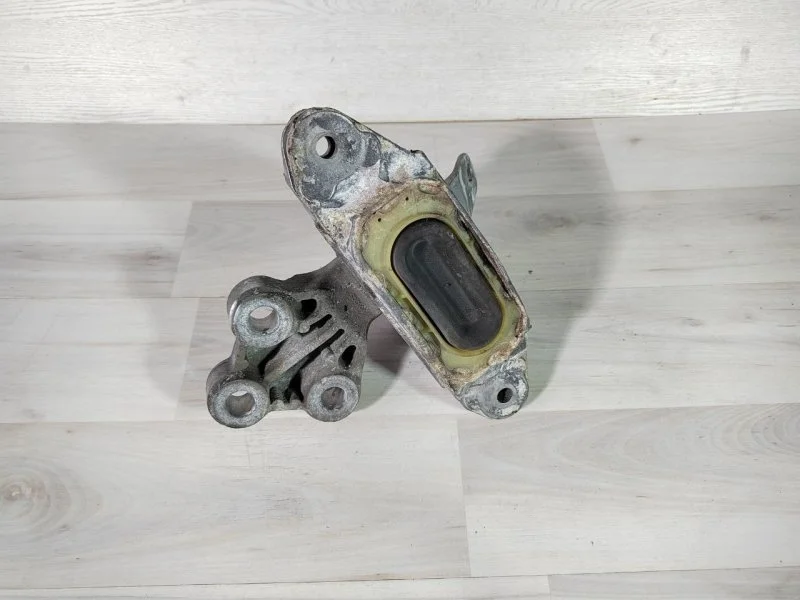 Опора двигателя Opel Astra J 2010