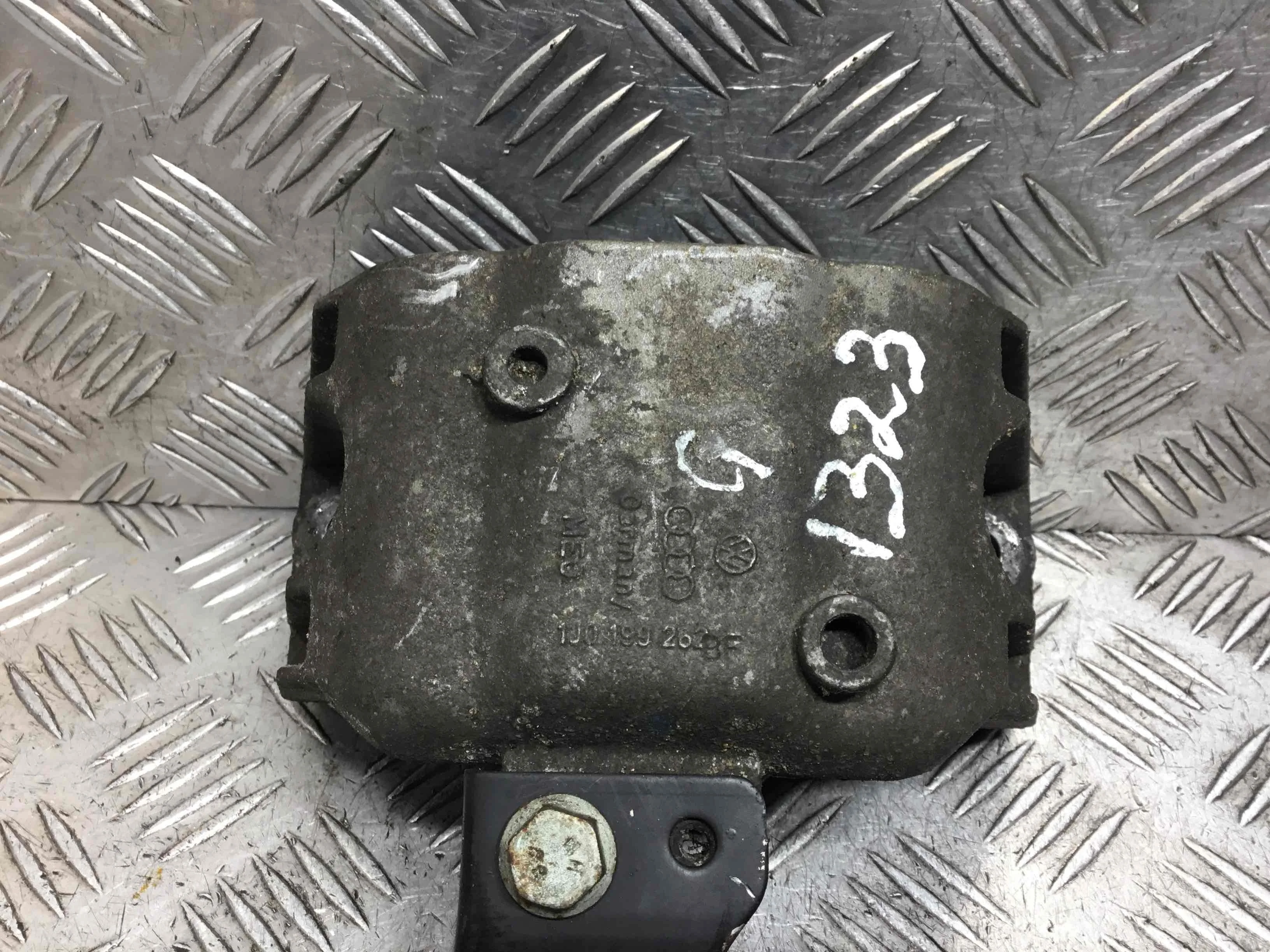 Подушка крепления двигателя Volkswagen Beetle A4 (1997-2005) бензин 1.6 i Механика Х/б