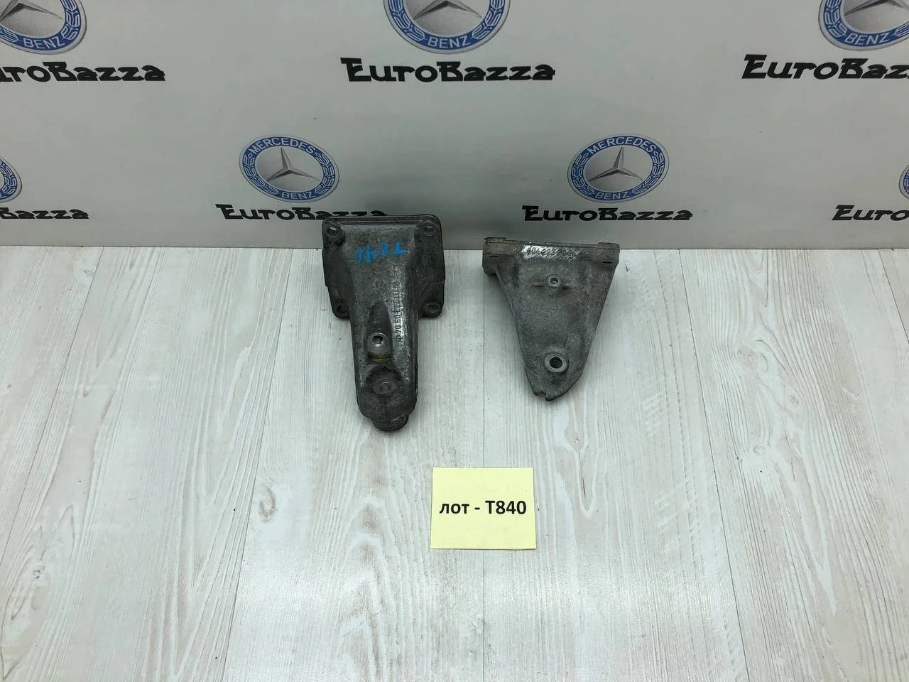 Кронштейн опоры двигателя Mercedes М111