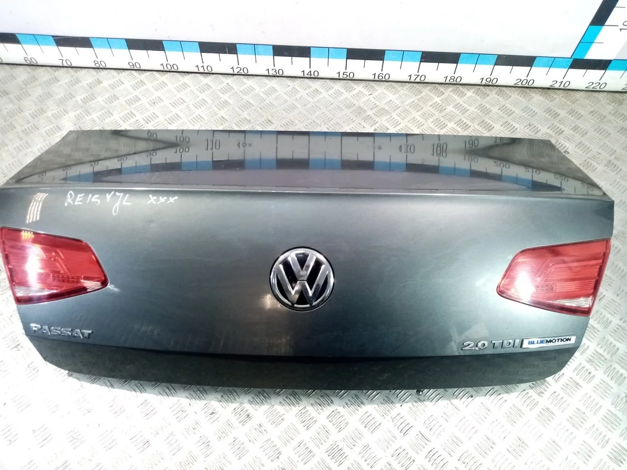 [Б/У] Крышка багажника VW Passat B8 - Маленькая вмятинка в центральной части и на углу.В сборе с 3G5827469FOD ручка + 3G0827503C замок + 3G5945093C фонарь задний внутренний левый + 3G5945094B фонарь задний внутренний правый [ХОРОШЕЕ] [Код: 00517693 ]
