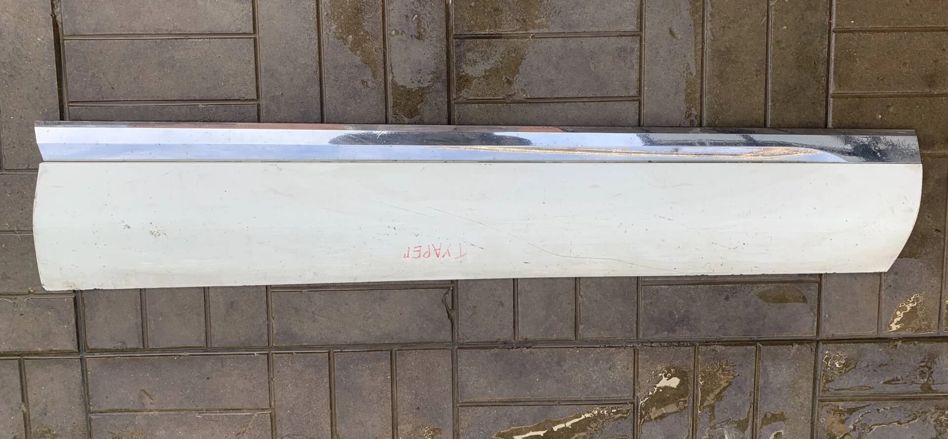 Молдинг передний правый Volkswagen Touareg