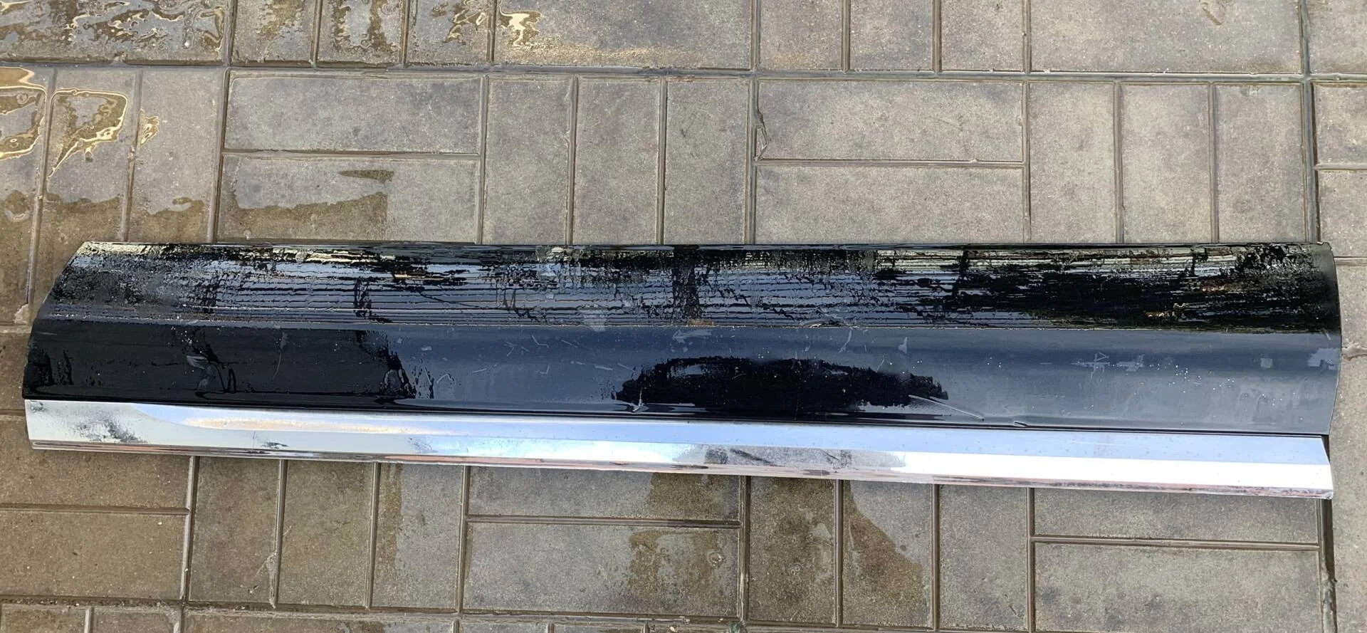 Молдинг передний правый Volkswagen Touareg