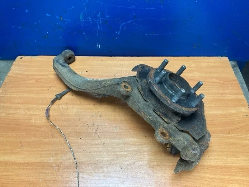 Поворотный кулак Nissan Navara D40 2015 40014EB000 3.0 V9X, передний правый