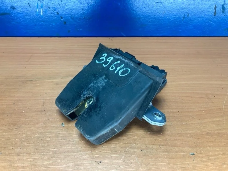 Замок крышки багажника Ford Focus 2 2007-2011 8M51R442A66DA