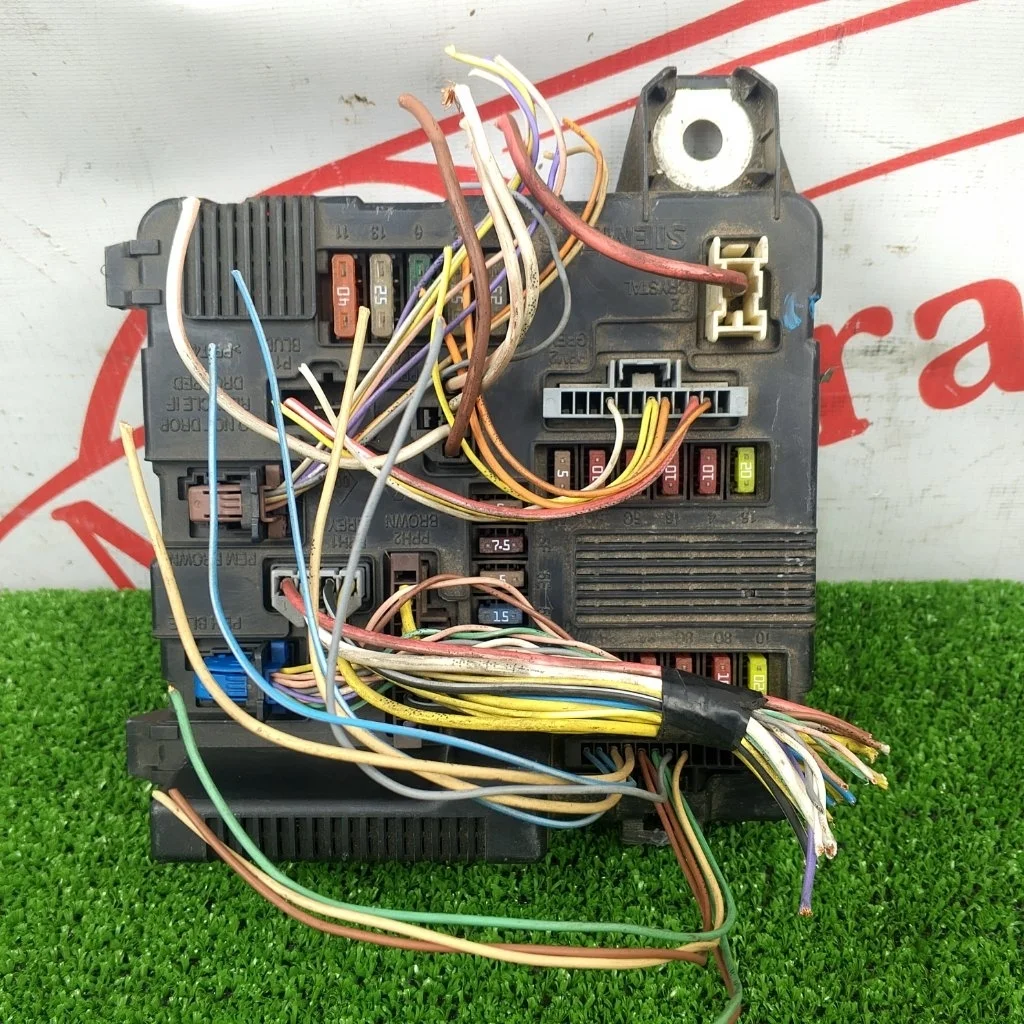 Блок предохранителей Renault Megane 8200306032B 2