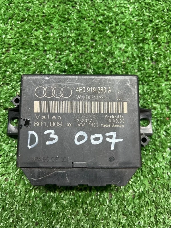 Блок управления парктрониками Audi A8 D3