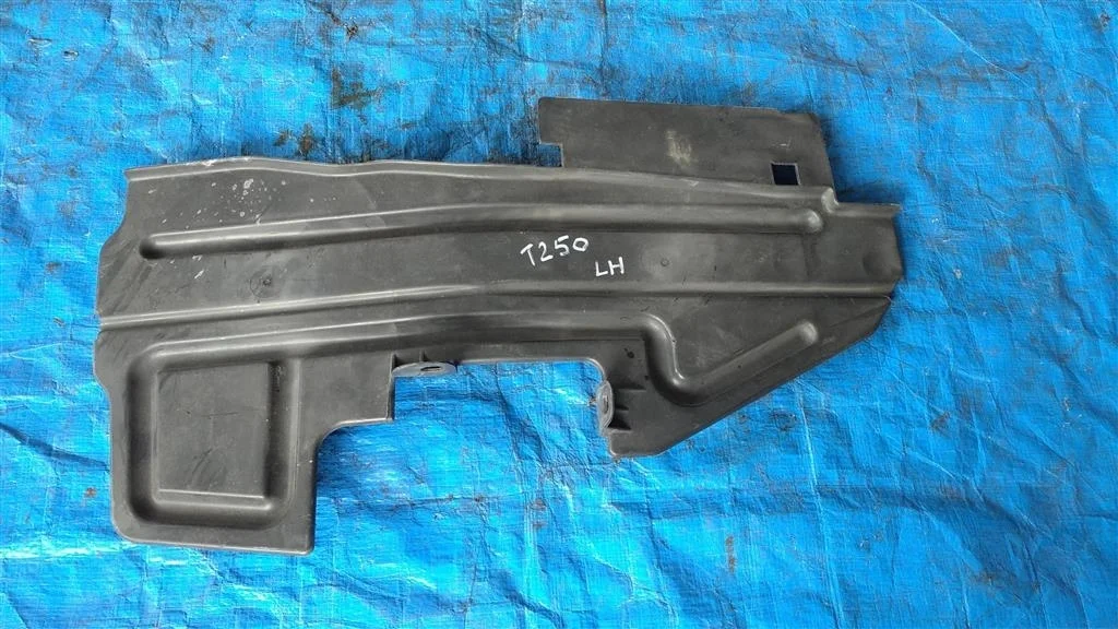Б.у. дефлектор радиатора TOYOTA AVENSIS AZT251 TOYOTA AVENSIS AZT251