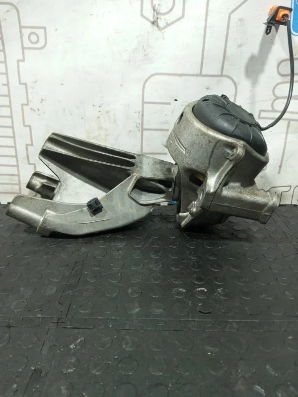Подушка двигателя Audi A4 8K5 CAL