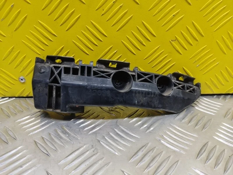 Кронштейн заднего бампера правый Toyota Rav 4 (XA30) (2005-2014) 2006
