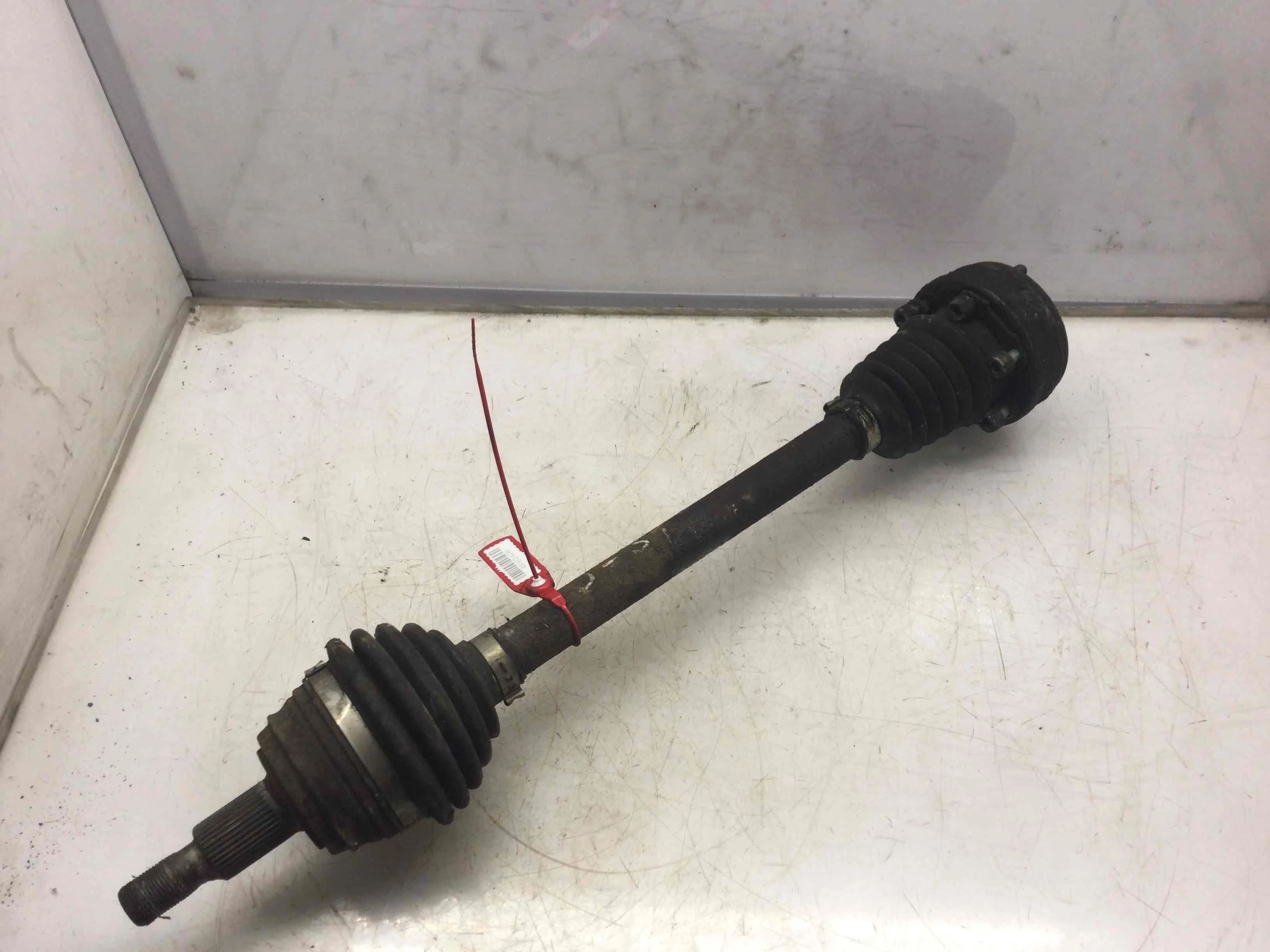 Полуось передняя левая (приводной вал, ШРУС) Audi A3 8L (1996-2000) бензин 1.6  Механика Х/б