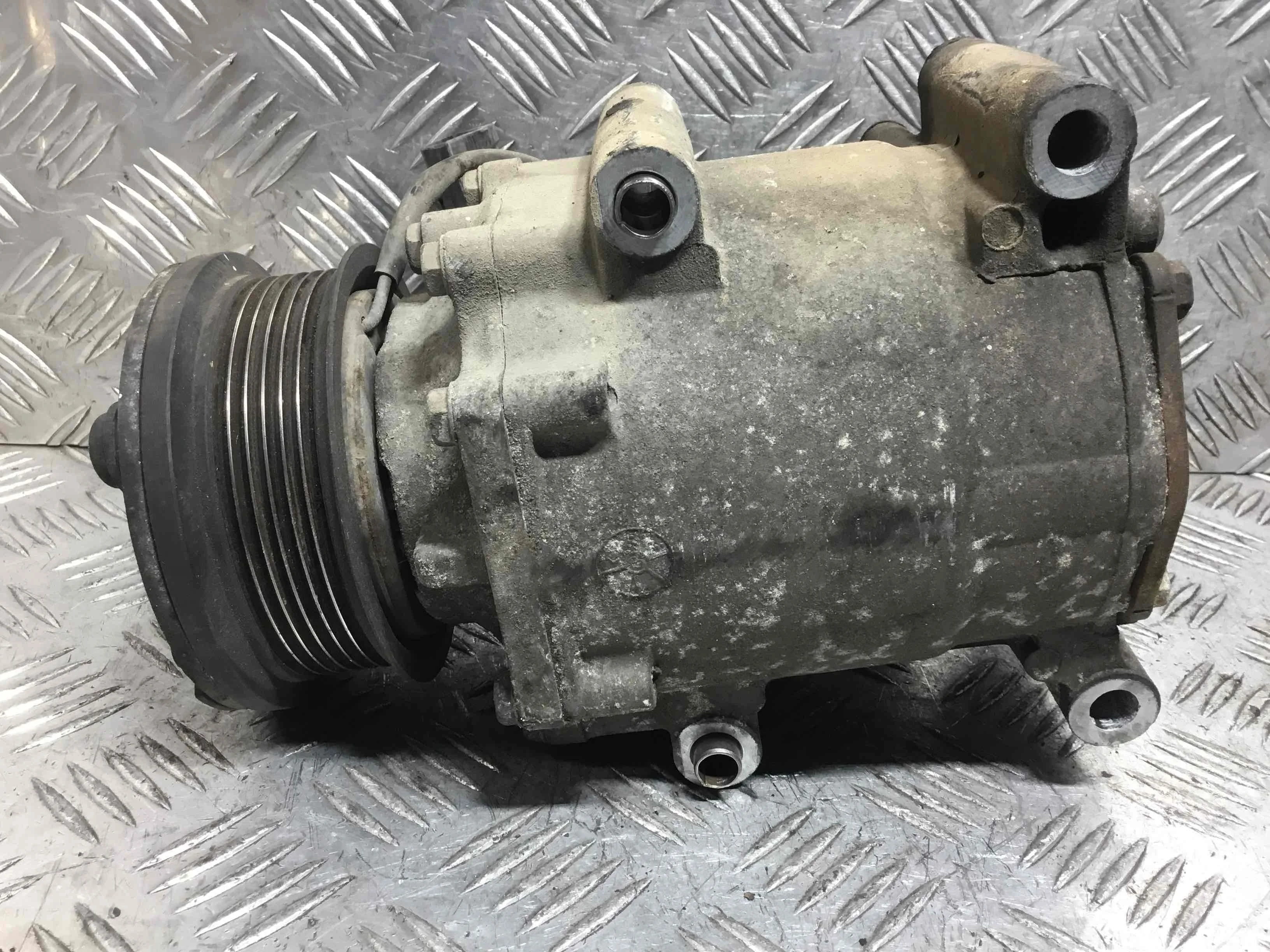 Компрессор кондиционера Ford Fiesta 5 поколение (2001-2007) бензин 1.4 i Механика Х/б