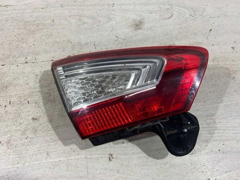 Фонарь задний внутренний левый Ford Mondeo 4