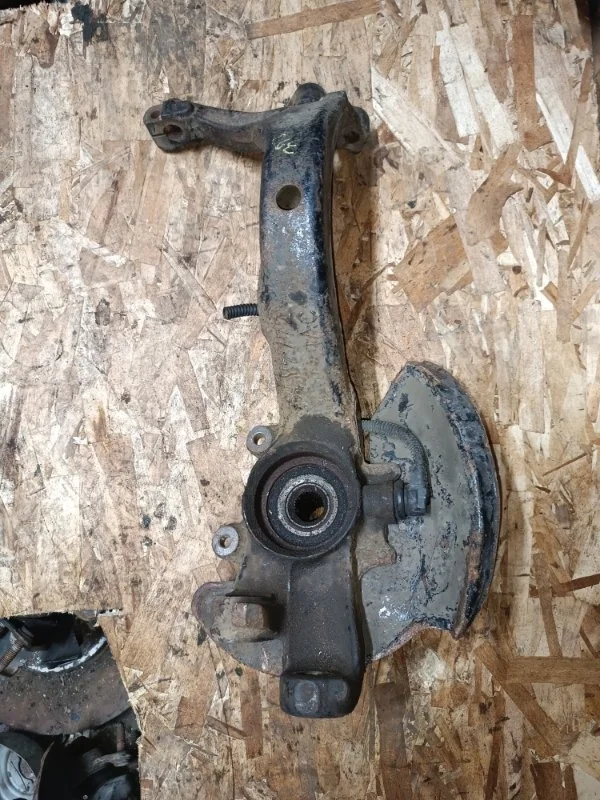 Кулак Audi A4 2000 8D2