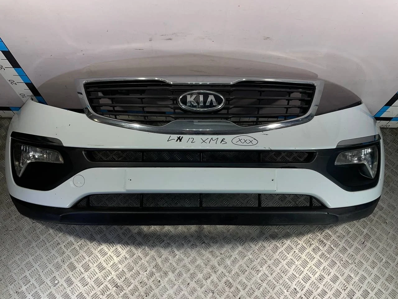 [Б/У] Бампер передний Kia Sportage - (Состояние: в сборе с решеткой радиатора 863503W000, противотуманными фарами 922013W200, 922023W200, нижней накладкой 865123U000, фронтальной накладкой 865613U000) [ХОРОШЕЕ] [Код: 00531085 ]