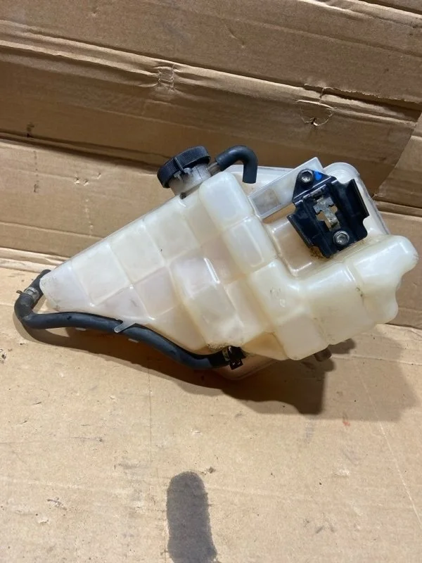 Бачок расширительный Toyota Land Cruiser 2015 1647051030 URJ200 1VD-FTV 4.5