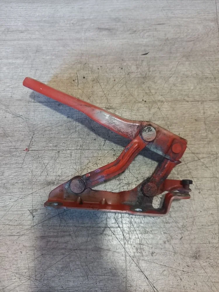 Петля капота левая Skoda Octavia II рестайлинг (2008—2013) 2011