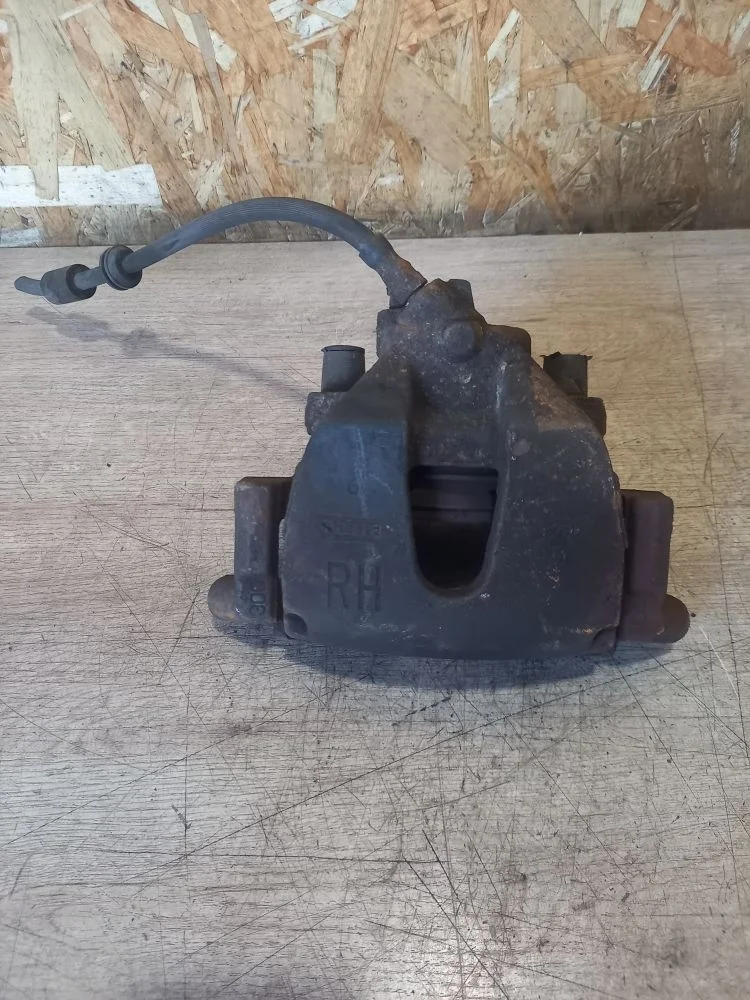 Суппорт тормозной передний правый Ford Kuga I (2008—2012) 2012