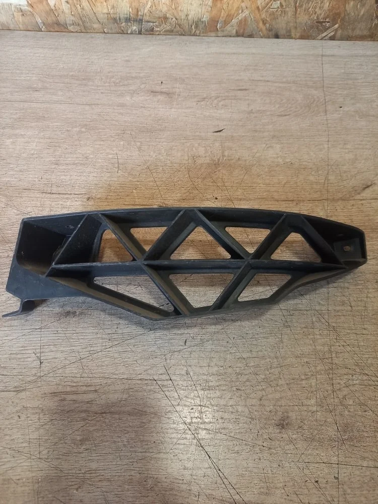 Кронштейн заднего бампера правый Skoda Octavia II рестайлинг (2008—2013) 2012 8B/F7W