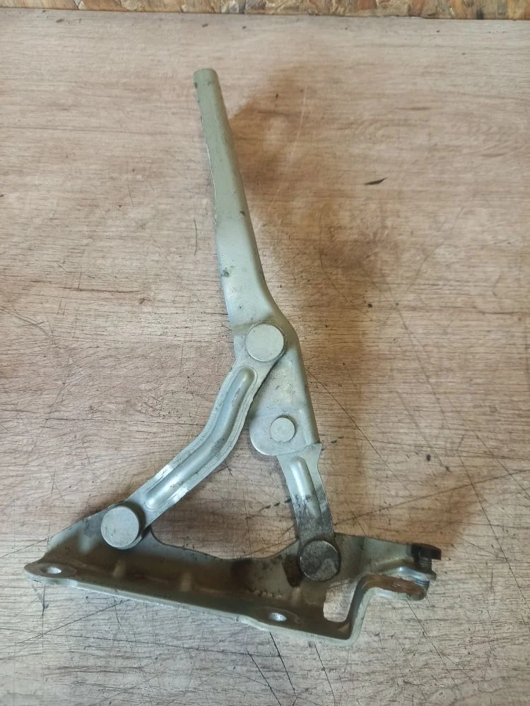 Петля капота левая Skoda Octavia II рестайлинг (2008—2013) 2012 8B/F7W