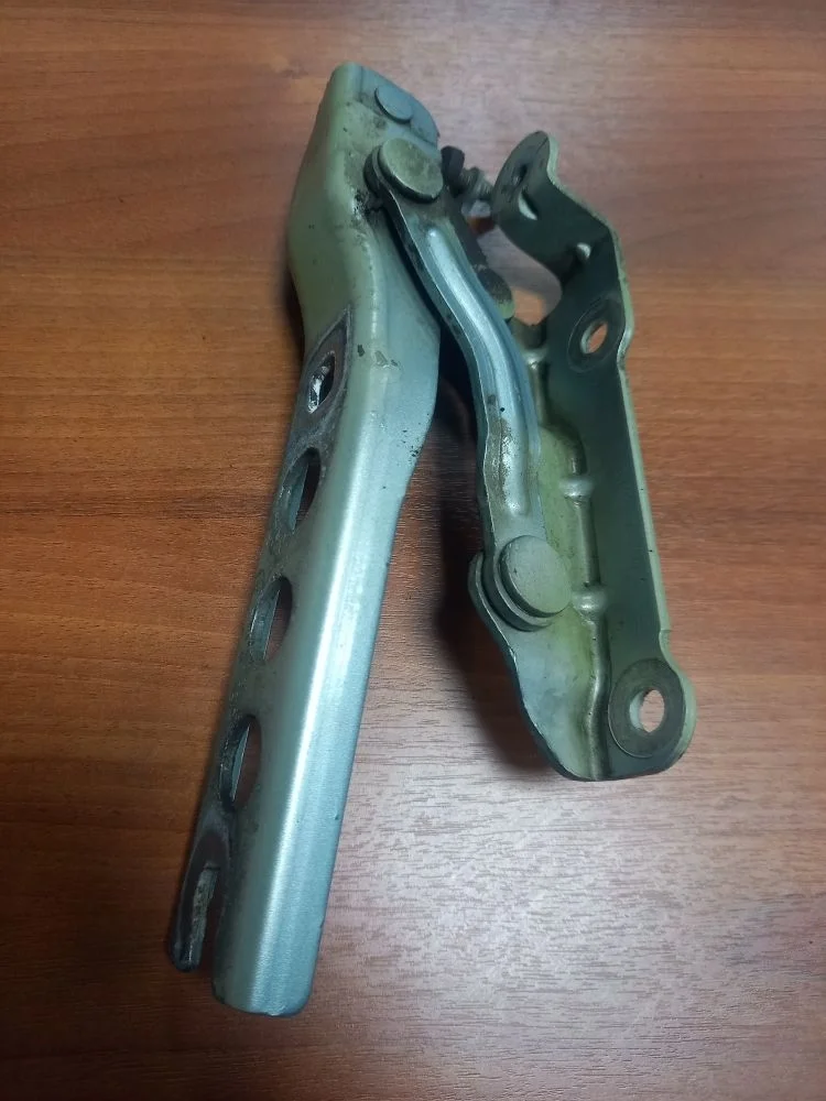 Петля капота левая Skoda Octavia Scout II рестайлинг (2008—2013) 2010 8B8B