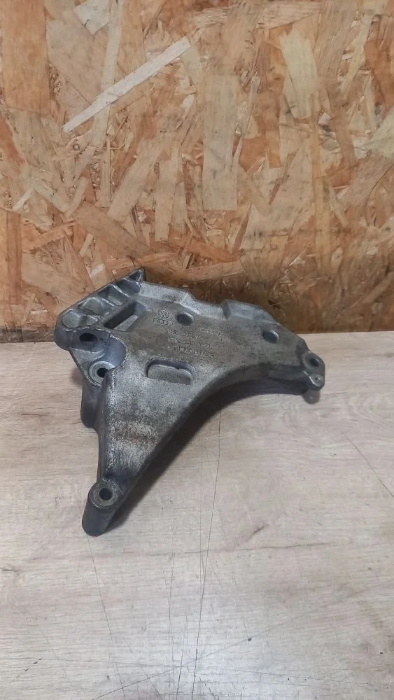 Кронштейн двигателя Skoda Octavia II рестайлинг (2008—2013) 2009 8E (Серебро)