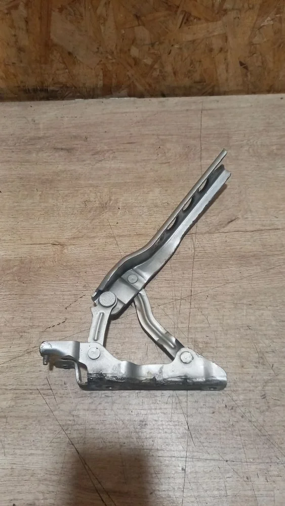 Петля капота левая Skoda Octavia II рестайлинг (2008—2013) 2009 8E (Серебро)