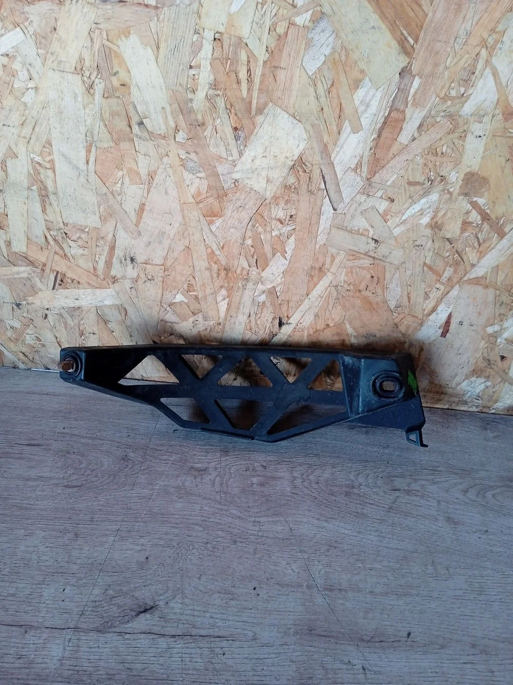 Кронштейн заднего бампера правый Skoda Octavia II рестайлинг (2008—2013) 2011 8D8D