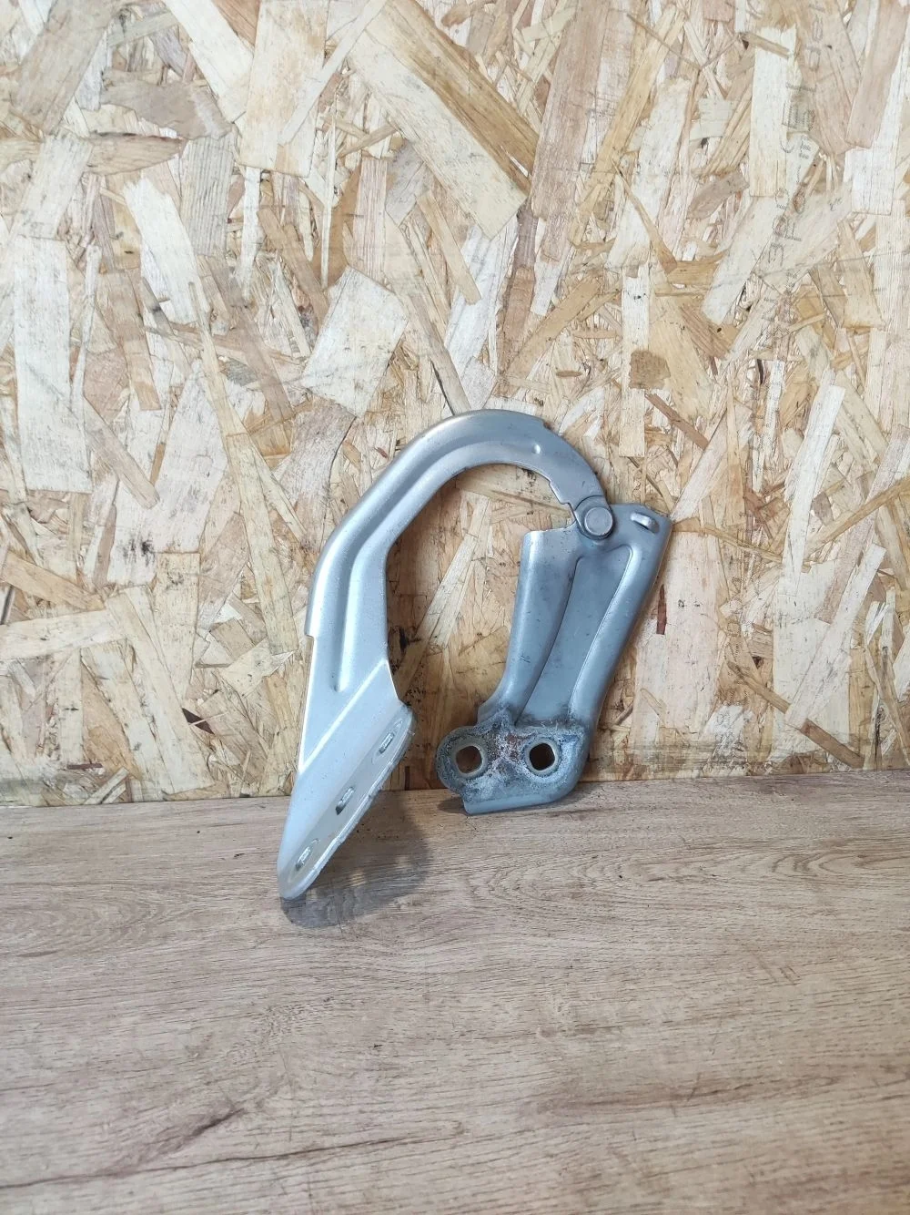 Петля капота левая Ford Kuga II (2012—2016) 2013 Серебристый металлик