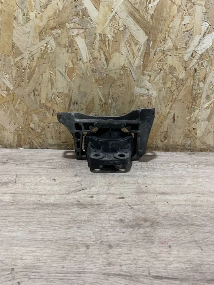 Опора двигателя правая Ford Kuga I (2008—2012) 2009 Moondust Silver (met)