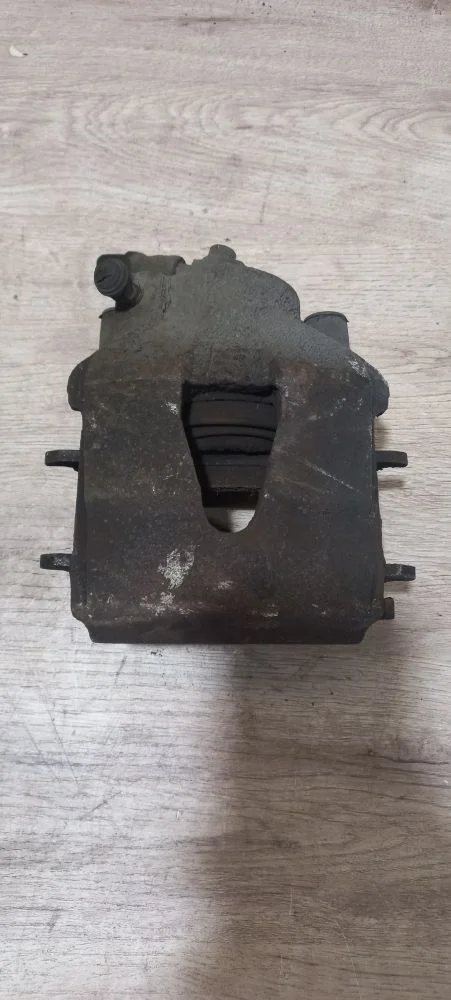 Суппорт тормозной передний правый Skoda Octavia II рестайлинг (2008—2013) 2011 8D8D